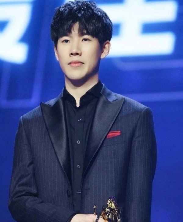 绝地翻盘！Puff艾希三箭三杀Mole佐伊 Puff队大劣势翻盘成功